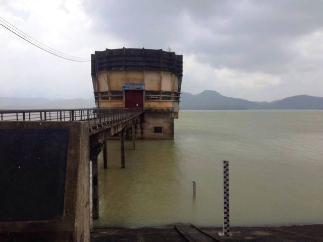 Hồ Kẻ Gỗ chiều 16/10, trước khi xả lũ.                Thời tiết ng&agrave;y 16 - 17/10 tr&ecirc;n địa b&agrave;n tỉnh H&agrave; Tĩnh đ&atilde; c&oacute; nắng nhẹ.