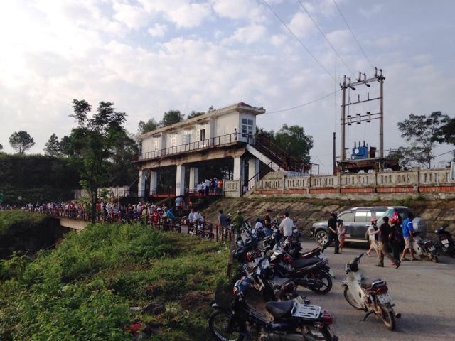 Người d&acirc;n ồ ạt k&eacute;o nhau đi xem xả lũ.