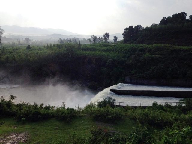 Lượng nước xả được điều tiết để xem x&eacute;t c&aacute;c v&ugrave;ng hạ lưu.