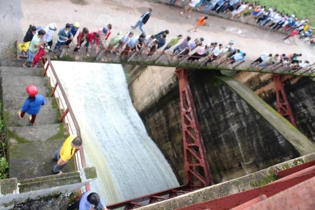 Tập trung tr&ecirc;n đập xả tr&agrave;n.