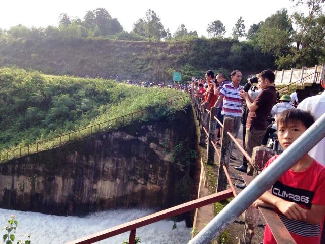 Rất nhiều người đ&atilde; c&oacute; mặt xem xả lũ.