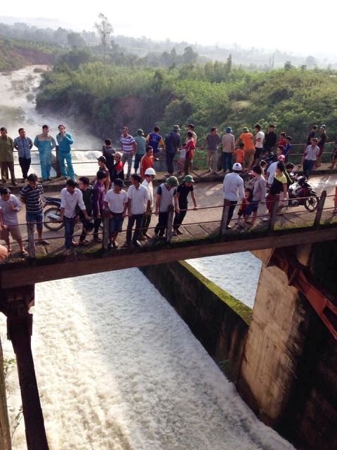 Sau khi xem x&eacute;t ảnh hưởng, sẽ cho xả nước với dung lượng 200 - 300m3/s.