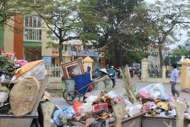 R&aacute;c thải tập kết trước cổng trường.