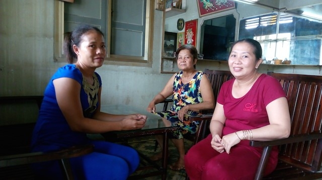 Chị Đ&agrave;o (&aacute;o xanh) c&ugrave;ng người th&acirc;n vui mừng tr&uacute;ng xổ số với số tiền lớn. Ảnh:&nbsp;O.S.