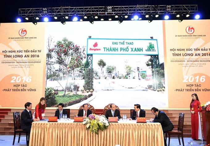 Thủ tướng Nguyễn Xu&acirc;n Ph&uacute;c chứng kiến k&yacute; kết hợp t&aacute;c giữa&nbsp;UBND tỉnh Long An v&agrave; c&aacute;c doanh nghiệp.