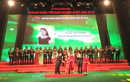Doanh nh&acirc;n L&ecirc; Thị Th&ecirc;m l&agrave; 1 trong 100 doanh nh&acirc;n trẻ khởi nghiệp xuất sắc năm 2015.