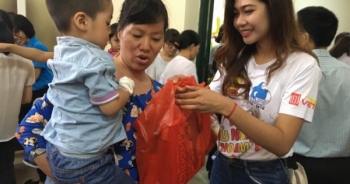 Hoa khôi sinh viên Hà Nội mang nụ cười đến với bệnh nhi Bệnh viện Đống Đa