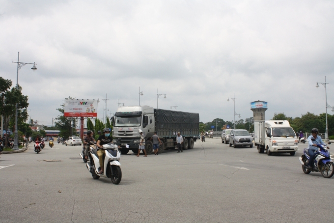 Nạn nh&acirc;n k&ecirc;u la đau đớn khi xe tải l&ugrave;i lại để lấy c&aacute;nh tay ra.