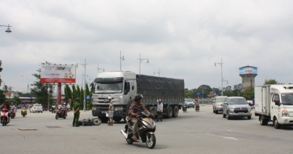 Huế: Trên đường đi làm về một người đàn ông bị xe tải cán nát tay