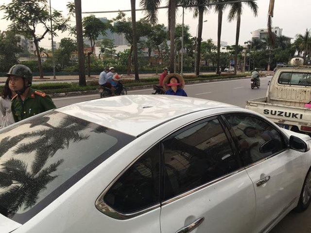 Phần n&oacute;c &ocirc; t&ocirc; bị l&otilde;m 1 chỗ.