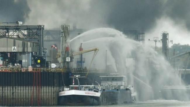 Lực lượng cứu hỏa đang dập lửa. (Ảnh: Reuters)