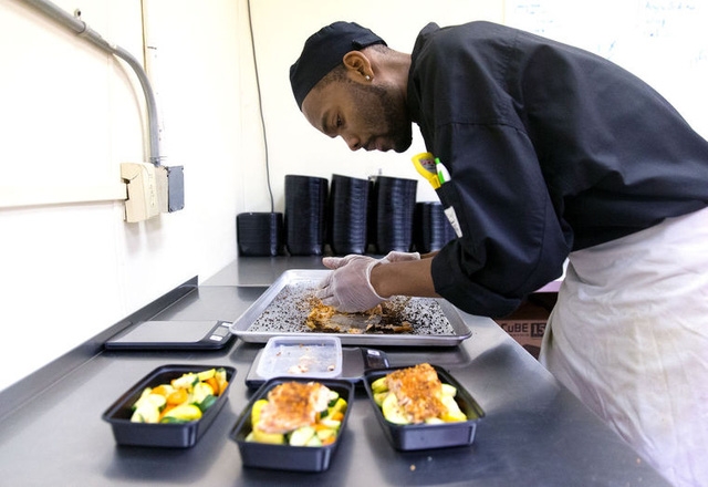 Găng tay vinyl c&oacute; thể l&agrave; nguồn nhiễm phthalates v&agrave;o thực phẩm.