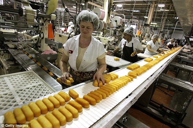 Găng tay vinyl c&oacute; thể l&agrave; nguồn nhiễm phthalates v&agrave;o thực phẩm.