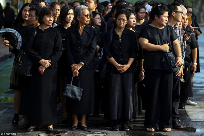 Người d&acirc;n Th&aacute;i Lan đau buồn trước sự ra đi của Quốc vương Bhumibol. (Ảnh: Reuters)