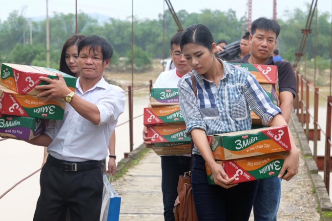 Hoa hậu Ngọc H&acirc;n đ&atilde; c&ugrave;ng đo&agrave;n từ thiện đi s&acirc;u v&agrave;o v&ugrave;ng lũ để cứu trợ cho b&agrave; con miền Trung