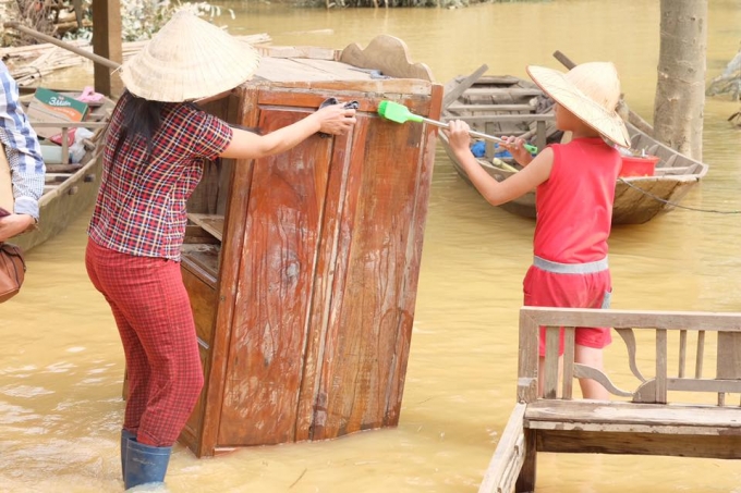 Hoa hậu Ngọc H&acirc;n vượt lũ về với b&agrave; con miền Trung