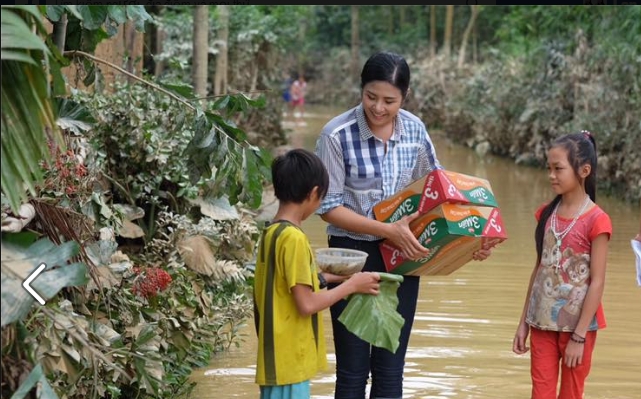 Hoa hậu đang tr&ograve; chuyện với một em b&eacute;.Tr&ecirc;n trang c&aacute;c nh&acirc;n Facebook của m&igrave;nh, c&ocirc; chia sẻ: