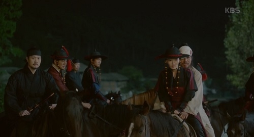 Cha con Ra On rời khỏi Ho&agrave;ng cung.