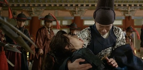 Th&aacute;i tử đau đớn &ocirc;m Kim thị vệ trong l&ograve;ng.