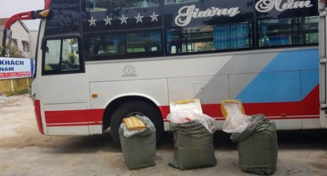 Chiếc xe kh&aacute;ch chở h&agrave;ng trăm kg nội tạng động vật đang bốc m&ugrave;i h&ocirc;i thối (Ảnh: GT)