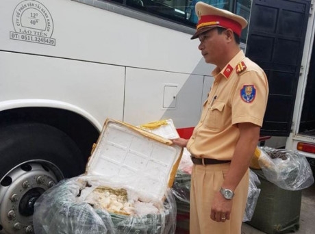 Ph&ograve;ng CSGT C&ocirc;ng an tỉnh Thừa Thi&ecirc;n &ndash; Huế đ&atilde; b&agrave;n giao số h&agrave;ng n&agrave;y cho Ph&ograve;ng Cảnh s&aacute;t ph&ograve;ng chống tội phạm về m&ocirc;i trường c&ocirc;ng an tỉnh Thừa Thi&ecirc;n Huế xử l&yacute; (Ảnh: GT)