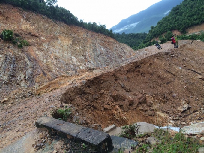 Con đường huyết mạch nối liền x&atilde; miền n&uacute;i Cao Quảng với c&aacute;c địa phương đồng bằng chịu thiệt hại nặng nề sau cơn lũ qu&eacute;t.