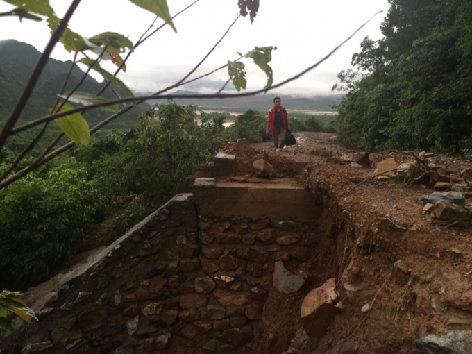 Nhiều đoạn đường bị sạt lở nghi&ecirc;m trọng.