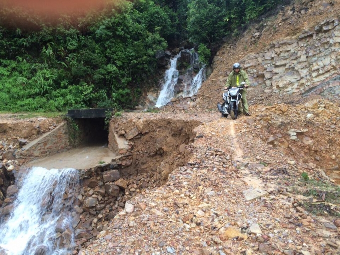 Nhliều đoạn đường bị lở x&oacute;i, mặt đường chỉ c&ograve;n lại chưa đầy 1m, việc đi lại trở n&ecirc;n rất kh&oacute; khăn.&nbsp;