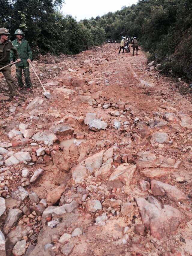 phần lớn mặt đường đều bị c&agrave;y xới, đất đ&aacute; lởm chởm suốt dọc con đường huyết mạch x&atilde; Cao Quảng.