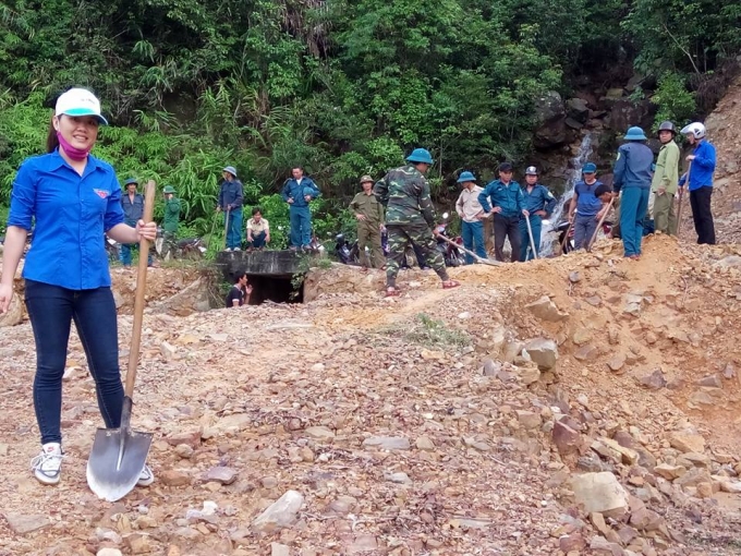 Ch&iacute;nh quyền x&atilde; Cao Quảng đ&atilde; huy động to&agrave;n lực lượng khắc phục tạm thời, gi&uacute;p việc đi lại bớt kh&oacute; khăn hơn, con em của x&atilde; được đến trường.