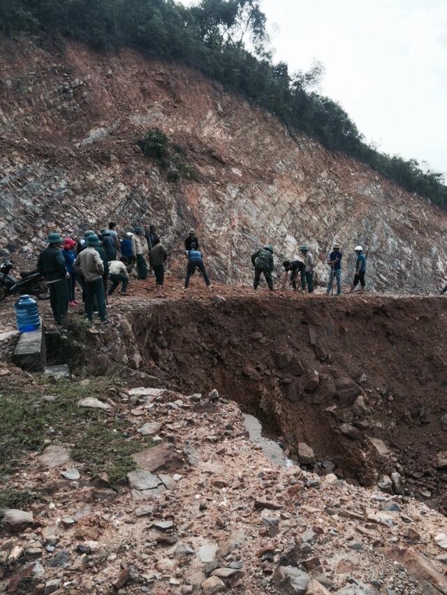 To&agrave;n x&atilde; Cao Quảng tu bổ con đường huyết mạch, cố gắng tho&aacute;t khỏi t&igrave;nh trạng bị c&ocirc; lập.