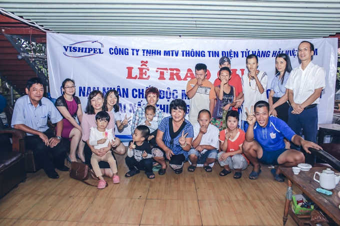 Người lao động C&ocirc;ng ty VISHIPEL chụp ảnh lưu niệm c&ugrave;ng chị Hương v&agrave; c&aacute;c bạn nhỏ tại Trại nấm Thiện Giao.