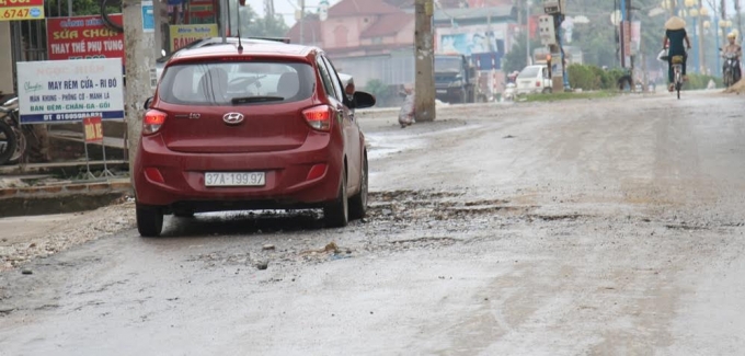 Đoạn đường vừa thi c&ocirc;ng đ&atilde; hư hỏng, bong tr&oacute;c, ổ g&agrave; ổ voi xuất hiện d&agrave;y đặc.