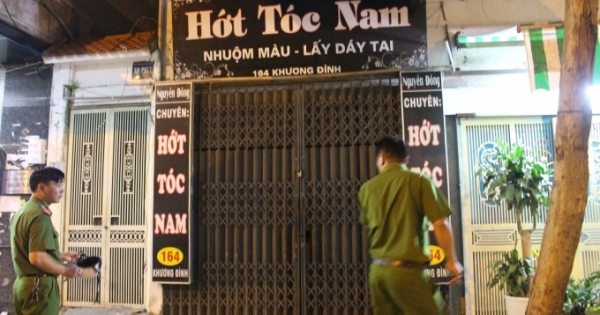 Hà Nội: Truy sát tại quán cắt tóc, 1 người nguy kịch