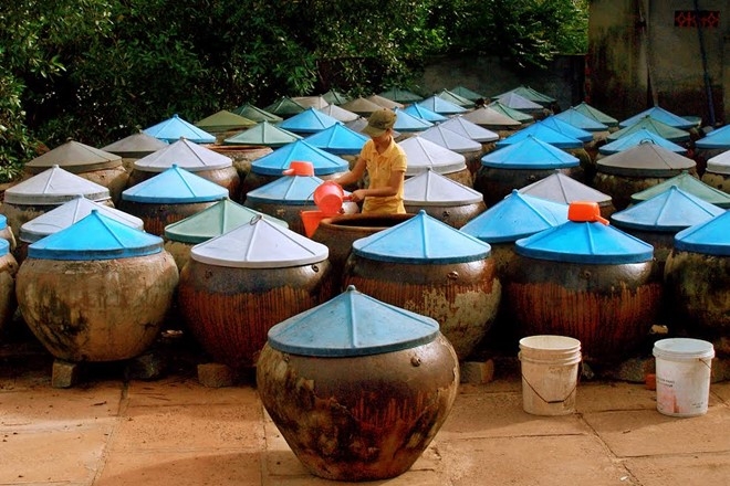 C&aacute;c chuy&ecirc;n gia thực phẩm cũng như DN sản xuất nước mắm c&ugrave;ng chung quan điểm, asen c&oacute; trong nước mắm truyền thống l&agrave; đương nhi&ecirc;n, v&igrave; đ&acirc;y l&agrave; asen hữu cơ, kh&ocirc;ng độc hại, c&oacute; sẵn trong c&aacute; tươi. Ảnh:&nbsp;Đ&igrave;nh H&ograve;a.