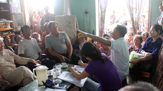 Gia đ&igrave;nh bị c&aacute;o, bị hại đi k&ecirc;u oan cho &ocirc;ng Trần Văn V&oacute;t suốt 24 năm. (Ảnh: b&aacute;o Tuổi trẻ)