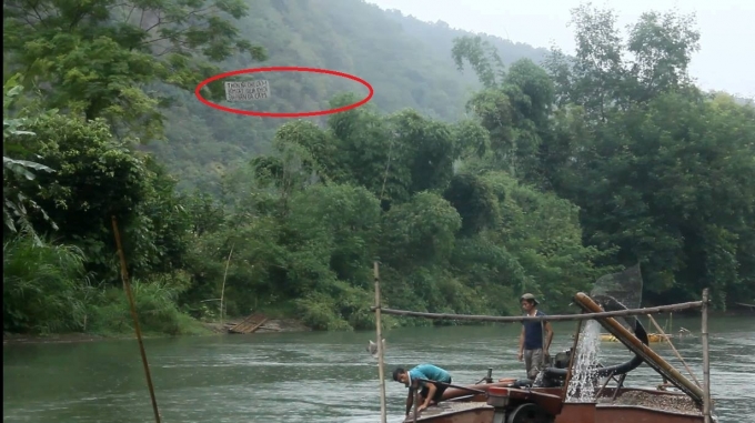 Bắc Kạn: T&agrave;u khai th&aacute;c c&aacute;t li&ecirc;n tục hứng