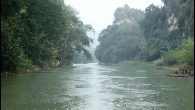 Những người d&acirc;n địa phương đ&atilde; căng d&acirc;y c&aacute;p ngang d&ograve;ng s&ocirc;ng, lập biển cấm, nếu danh nghiệp vượt qua ranh giới tr&ecirc;n sẽ bị n&eacute;m đ&aacute;, d&ugrave;ng s&uacute;ng cao su bắn.
