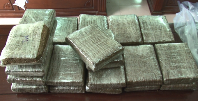 Bắt 2 đối tượng vận chuyển 40 b&aacute;nh cần sa