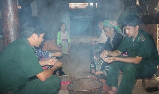 C&aacute;n bộ, chiến sĩ Đồn Bi&ecirc;n ph&ograve;ng Y T&yacute; lu&ocirc;n gần gũi, gắn b&oacute; với đồng b&agrave;o c&aacute;c d&acirc;n tộc v&ugrave;ng bi&ecirc;n.