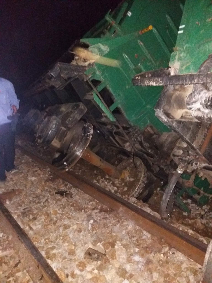 Vụ tai nạn khiến đo&agrave;n t&agrave;u bị lật nghi&ecirc;ng. Ảnh: Đăng Hậu.