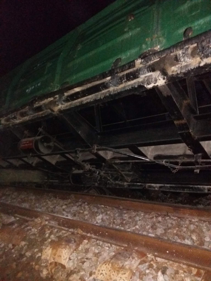 Hiện trường đo&agrave;n t&agrave;u bị lật. Ảnh: Đăng Hậu.