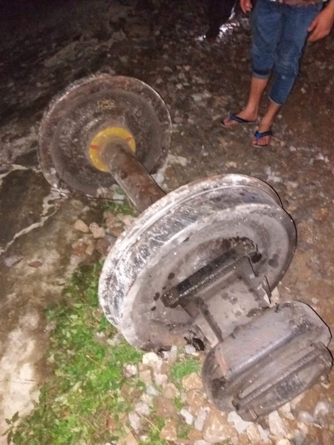 B&aacute;nh t&agrave;u văng khỏi toa. Ảnh: Đăng Hậu.