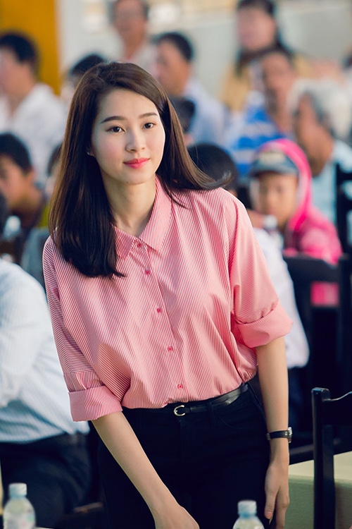 Hoa hậu Thu Thảo diện đồ giản dị đi từ thiện nhưng vẫn xinh đẹp, ở c&ocirc; to&aacute;t l&ecirc;n một thần th&aacute;i sang trọng kh&ocirc;ng thể lẫn v&agrave;o đ&acirc;u được. Ảnh: FB Đặng thu Thảo.