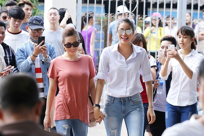 Sao Việt d&ugrave; mặc giản dị vẫn cuốn h&uacute;t khi đi l&agrave;m từ thiện