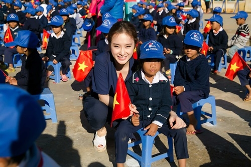 Angela Phương Trinh vẫn nổi bật giữa đ&aacute;m đ&ocirc;ng d&ugrave; ăn mặc quần &aacute;o đơn giản trong chuyến từ thiện tại L&acirc;m Đồng. Ảnh: FB Angle Phương Trinh.