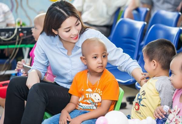 Hoa hậu Kỳ Duy&ecirc;n tr&ocirc;ng c&oacute; vẻ đẹp hơn khi mặc trang phục đơn giản khi đi từ thiện. Ảnh: FB Nguyễn Cao Kỳ Duy&ecirc;n.