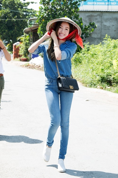 Elly Trần diện đồ năng động, c&aacute; t&iacute;nh trong chuyến từ thiện ở Tiền Giang. Ảnh: FB EllyTrần.