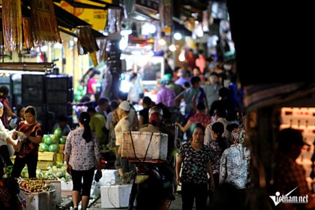 Chợ đầu mối Long Bi&ecirc;n nhộn nhịp người v&agrave;o ra, giao thương mua b&aacute;n.