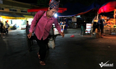 Gồng m&igrave;nh hết sức k&eacute;o chuyến h&agrave;ng nặng trịch trong đ&ecirc;m.